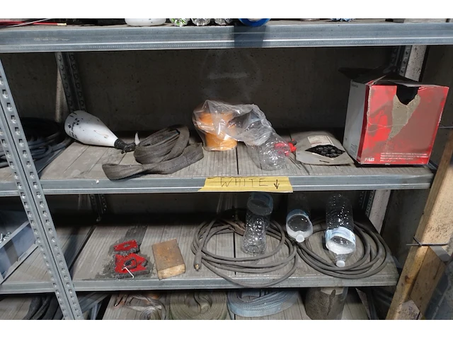 Metalen wandrek met inhoud - afbeelding 3 van  7