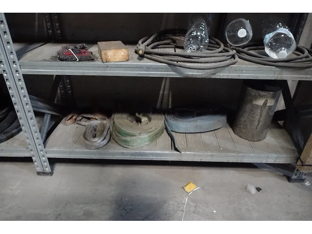 Metalen wandrek met inhoud - afbeelding 4 van  7
