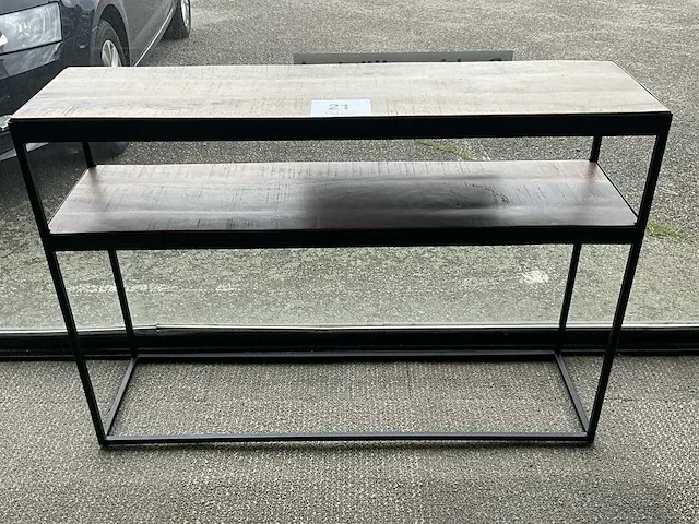 Metalen wandrekje voorzien van houten bovenblad en dito legger - afbeelding 1 van  2