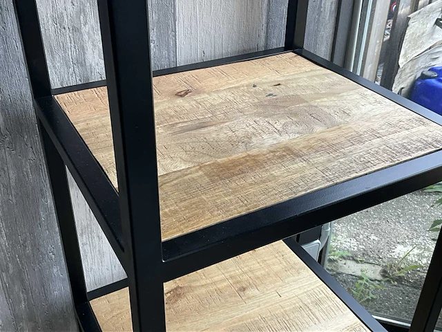 Metalen wandrekje voorzien van houten bovenblad en dito legger - afbeelding 2 van  2