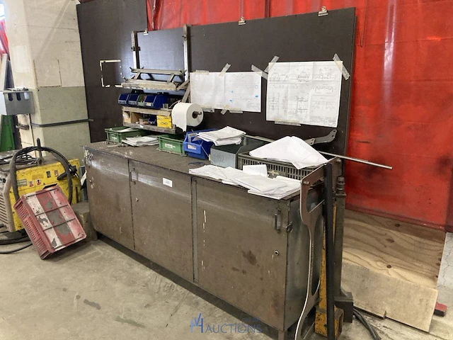Metalen werkbank met inhoud - afbeelding 1 van  3