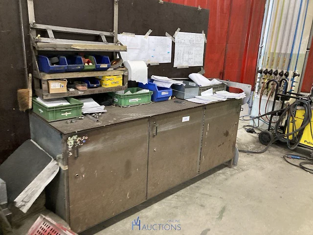 Metalen werkbank met inhoud - afbeelding 2 van  3