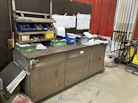 Metalen werkbank met inhoud - afbeelding 2 van  3