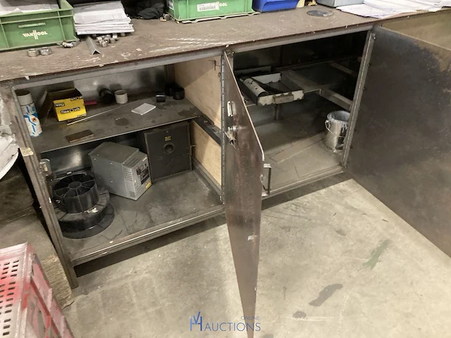 Metalen werkbank met inhoud - afbeelding 3 van  3