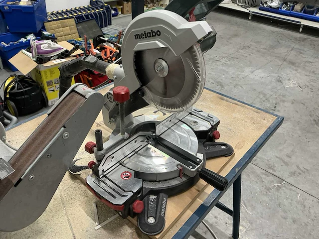 Metalen werkbank vv slijpmachine kinzo, afkortzaag metabo & bankschroef nn - afbeelding 10 van  20