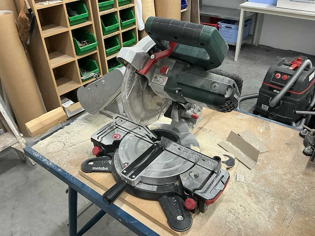 Metalen werkbank vv slijpmachine kinzo, afkortzaag metabo & bankschroef nn - afbeelding 11 van  20