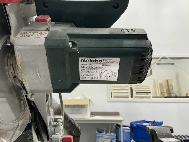 Metalen werkbank vv slijpmachine kinzo, afkortzaag metabo & bankschroef nn - afbeelding 12 van  20