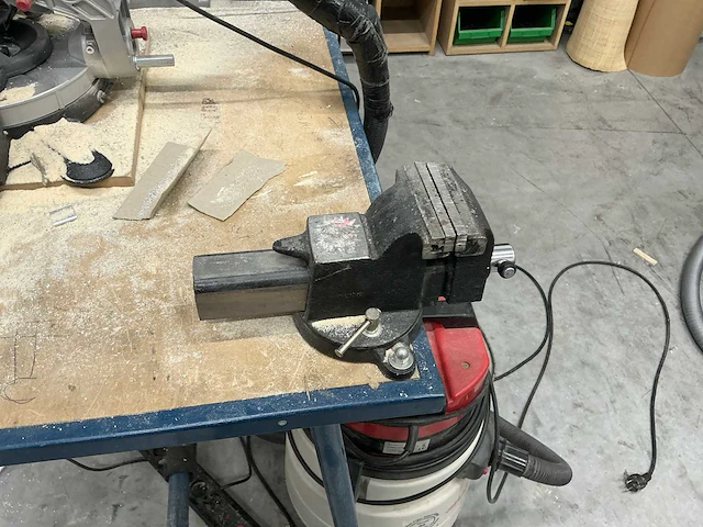 Metalen werkbank vv slijpmachine kinzo, afkortzaag metabo & bankschroef nn - afbeelding 13 van  20