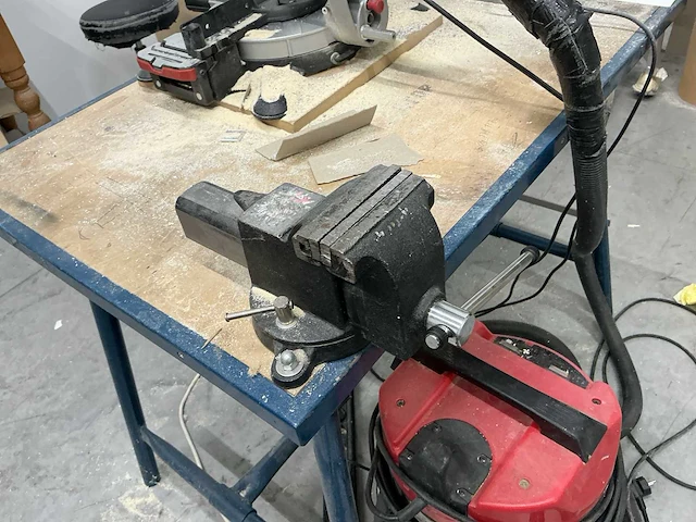Metalen werkbank vv slijpmachine kinzo, afkortzaag metabo & bankschroef nn - afbeelding 14 van  20