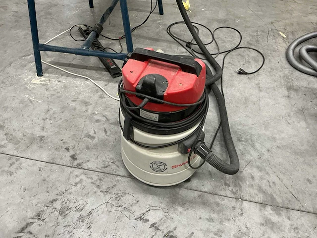 Metalen werkbank vv slijpmachine kinzo, afkortzaag metabo & bankschroef nn - afbeelding 16 van  20