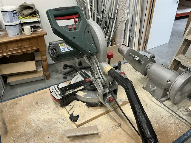 Metalen werkbank vv slijpmachine kinzo, afkortzaag metabo & bankschroef nn - afbeelding 18 van  20