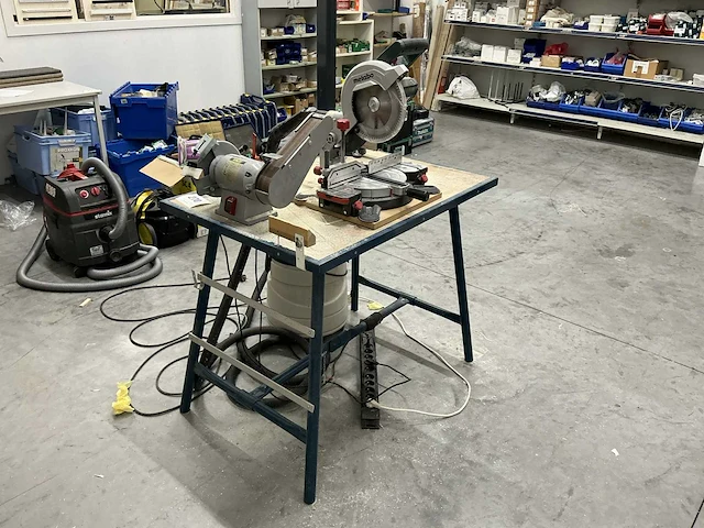 Metalen werkbank vv slijpmachine kinzo, afkortzaag metabo & bankschroef nn - afbeelding 1 van  20