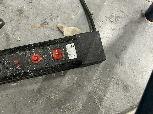 Metalen werkbank vv slijpmachine kinzo, afkortzaag metabo & bankschroef nn - afbeelding 20 van  20