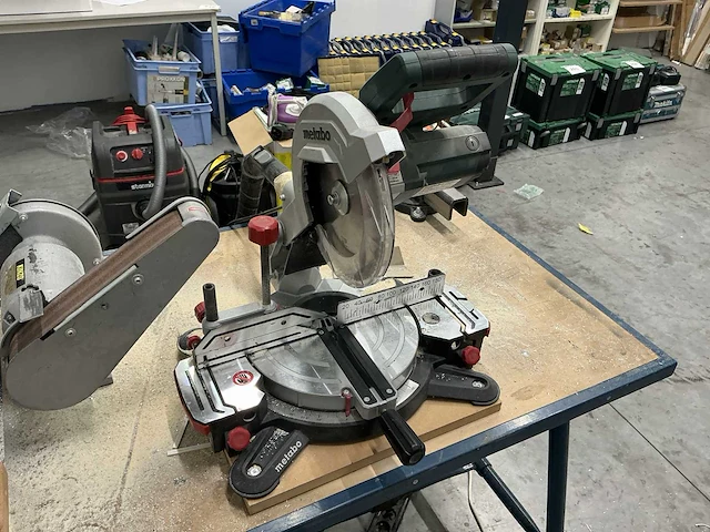 Metalen werkbank vv slijpmachine kinzo, afkortzaag metabo & bankschroef nn - afbeelding 9 van  20