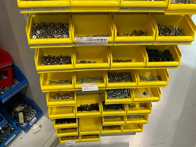 Metalen werkkast met inhoud - afbeelding 2 van  15