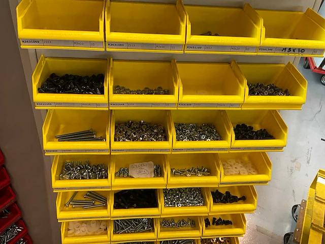 Metalen werkkast met inhoud - afbeelding 14 van  15