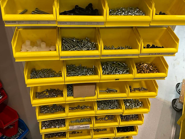 Metalen werkkast met inhoud - afbeelding 15 van  15