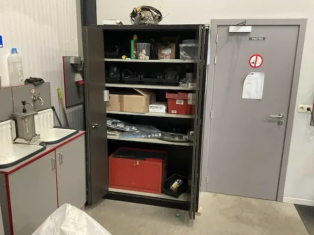 Metalen werkplaatskast met inhoud - afbeelding 1 van  9