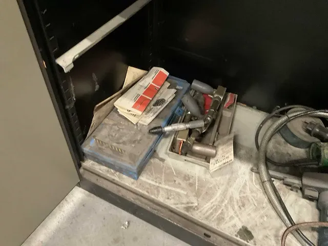 Metalen werkplaatskast met inhoud - afbeelding 3 van  8