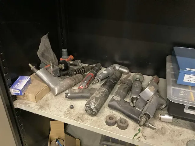 Metalen werkplaatskast met inhoud - afbeelding 6 van  8