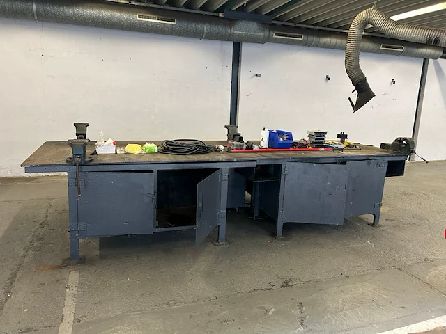 Metalen werktafel met inhoud - afbeelding 1 van  7