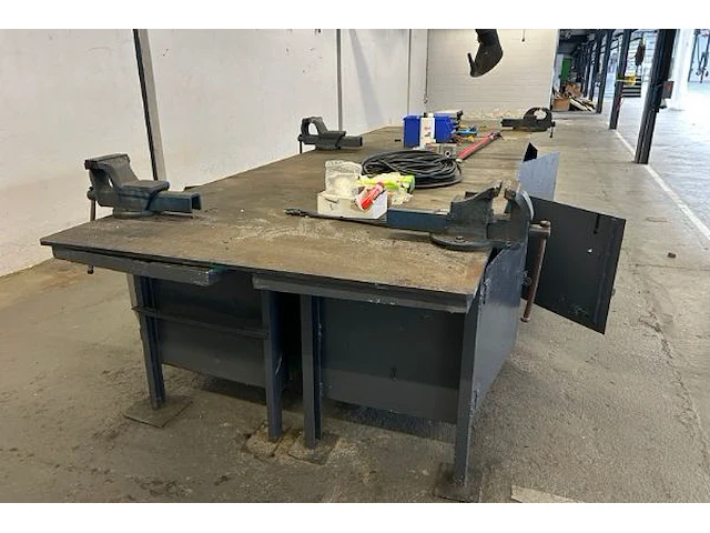 Metalen werktafel met inhoud - afbeelding 2 van  7