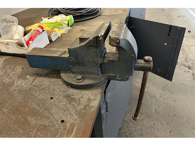 Metalen werktafel met inhoud - afbeelding 3 van  7