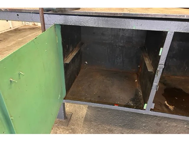 Metalen werktafel met inhoud - afbeelding 4 van  7