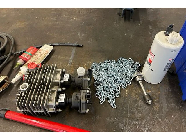 Metalen werktafel met inhoud - afbeelding 5 van  7