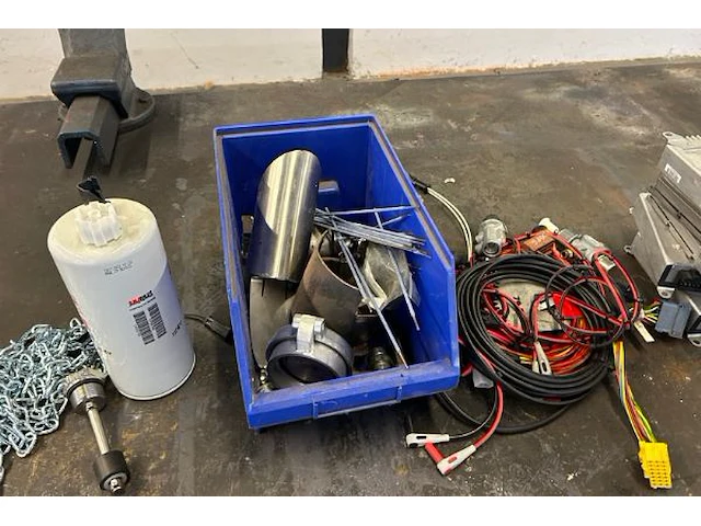 Metalen werktafel met inhoud - afbeelding 6 van  7