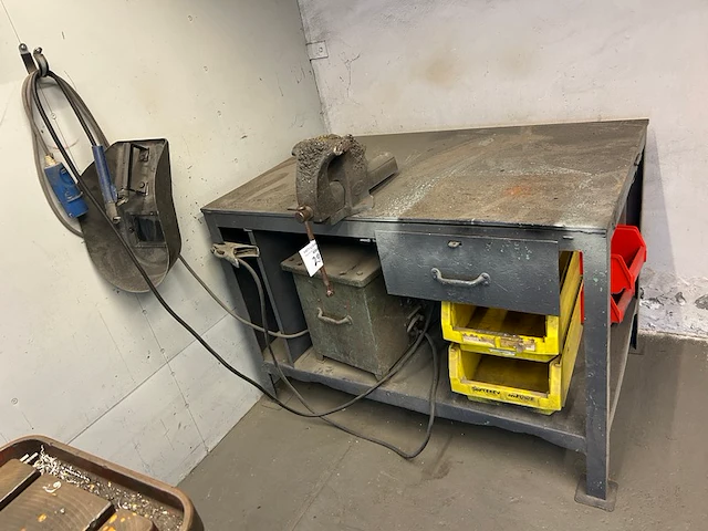 Metalen werktafel met inhoud - afbeelding 1 van  7