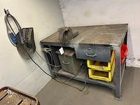 Metalen werktafel met inhoud - afbeelding 1 van  7