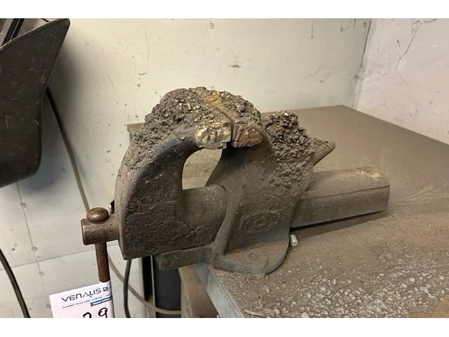 Metalen werktafel met inhoud - afbeelding 2 van  7