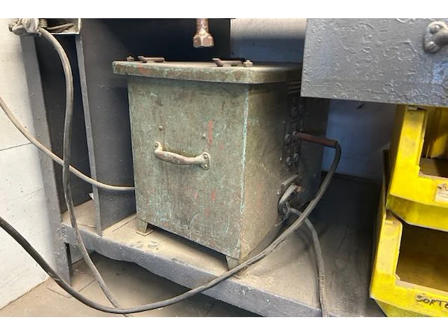 Metalen werktafel met inhoud - afbeelding 3 van  7