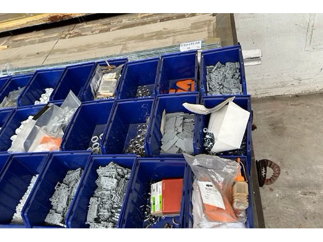 Metalen werktafel met inhoud - afbeelding 2 van  17