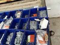 Metalen werktafel met inhoud - afbeelding 2 van  17