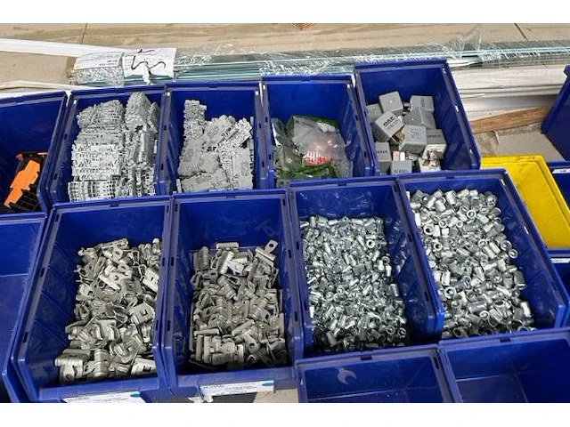 Metalen werktafel met inhoud - afbeelding 3 van  17