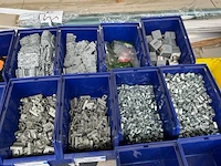Metalen werktafel met inhoud - afbeelding 3 van  17