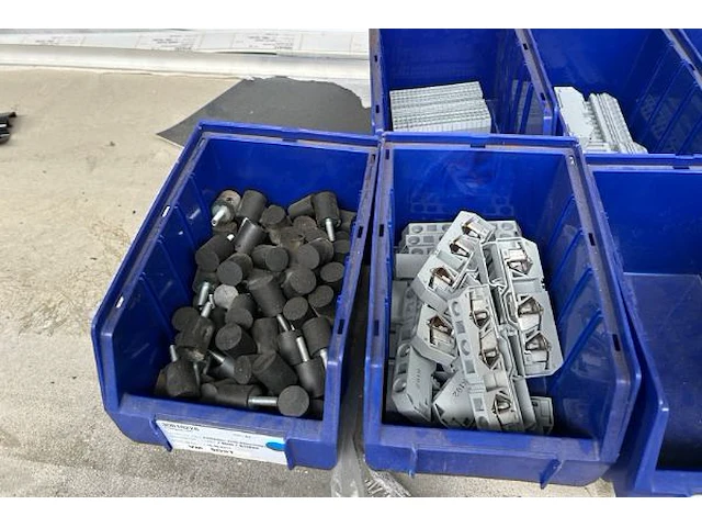 Metalen werktafel met inhoud - afbeelding 4 van  17