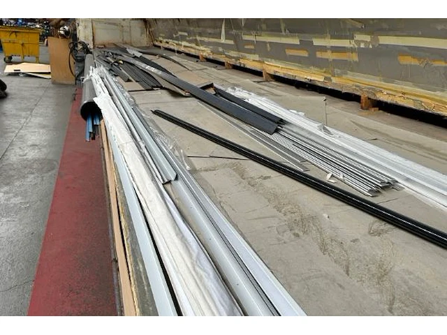 Metalen werktafel met inhoud - afbeelding 5 van  17