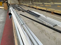 Metalen werktafel met inhoud - afbeelding 5 van  17