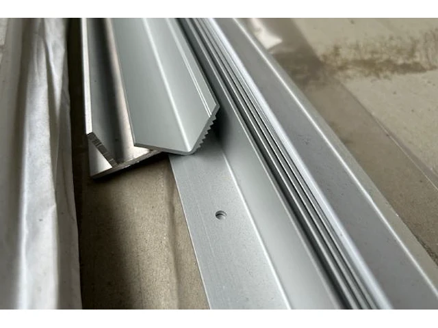 Metalen werktafel met inhoud - afbeelding 6 van  17