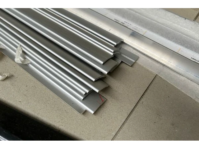 Metalen werktafel met inhoud - afbeelding 7 van  17