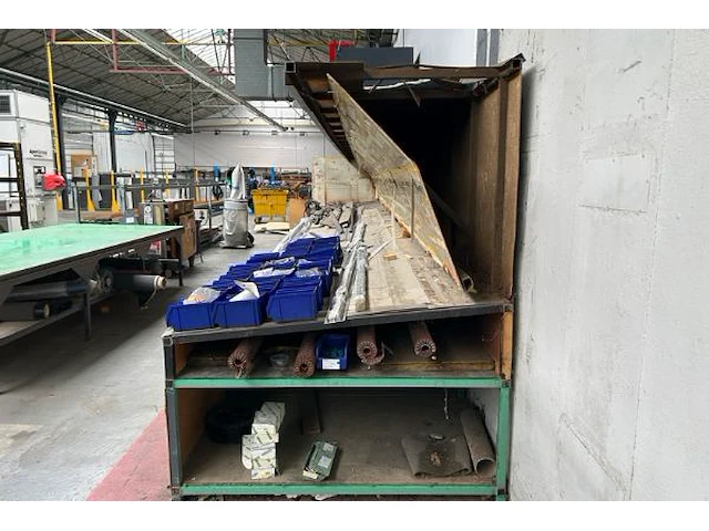 Metalen werktafel met inhoud - afbeelding 15 van  17