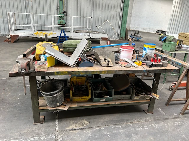 Metalen werktafel met inhoud - afbeelding 1 van  8