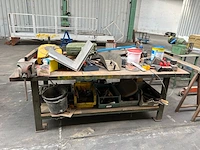 Metalen werktafel met inhoud - afbeelding 1 van  8