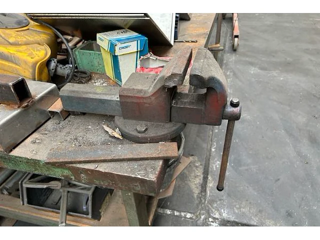 Metalen werktafel met inhoud - afbeelding 2 van  8
