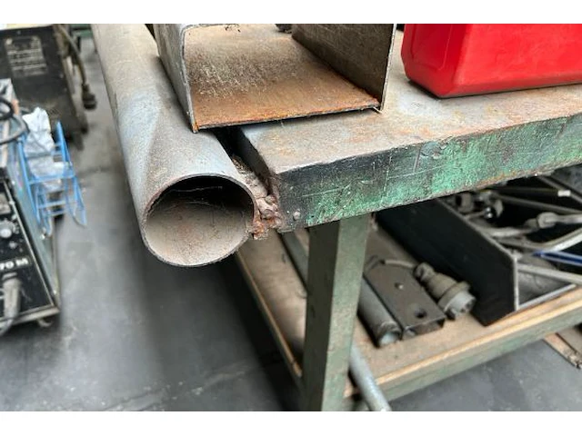 Metalen werktafel met inhoud - afbeelding 3 van  8