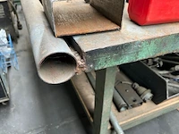 Metalen werktafel met inhoud - afbeelding 3 van  8