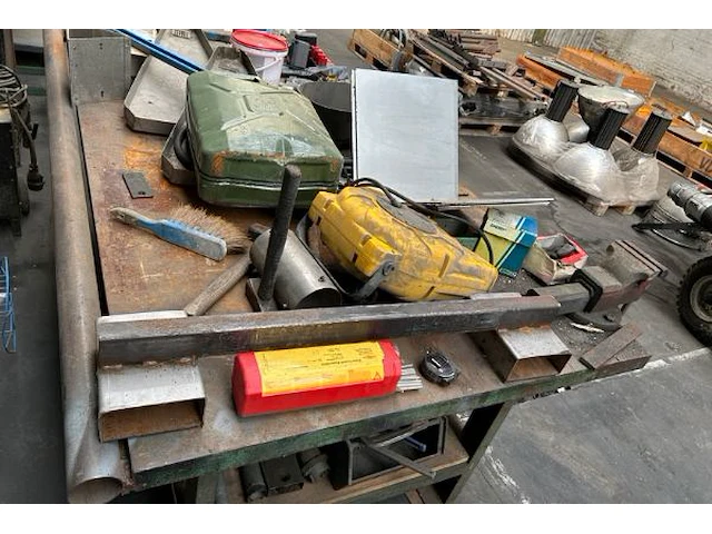 Metalen werktafel met inhoud - afbeelding 4 van  8